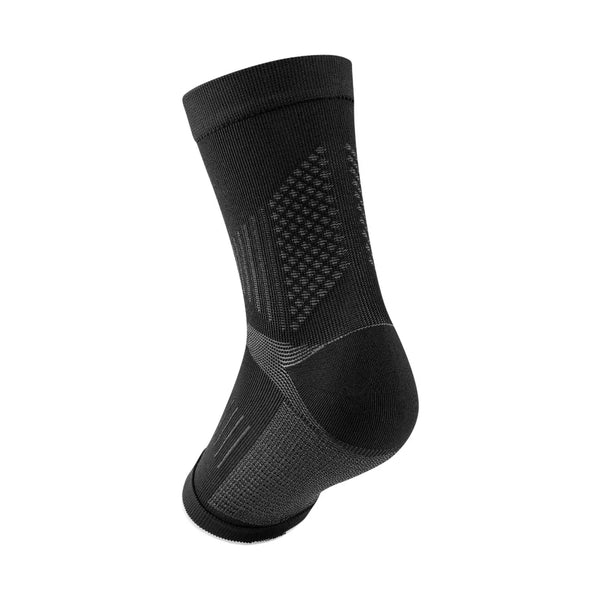 En enkelt sort CEP Mid Support Plantar Sleeves 2.0 vises på en hvid baggrund med strukturerede mønstre og forstærkede ankel- og fodområder - ideel til lindring af plantar fasciitis med avanceret kompressionsteknologi.