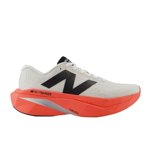 Et sidebillede af New Balance Fuelcell Supercomp Trainer V3 herre i Urgent Red med en tyk orange sål, stort sort N-logo, TRNR- og FuelCell-tekst på siden og en FuelCell-mellemsål, der giver bedre ydeevne.