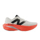 Et sidebillede af New Balance Fuelcell Supercomp Trainer V3 herre i Urgent Red med en tyk orange sål, stort sort N-logo, TRNR- og FuelCell-tekst på siden og en FuelCell-mellemsål, der giver bedre ydeevne.