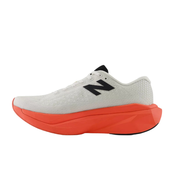 En New Balance Fuelcell Supercomp Trainer V3 herre i Urgent Red har en tyk, lys orange FuelCell-mellemsål og et sort logo, der vises i sideprofilen mod en almindelig hvid baggrund.