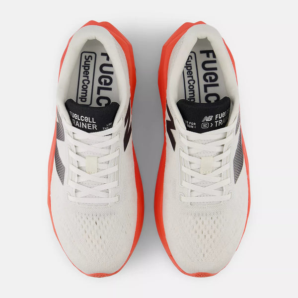Et par New Balance Fuelcell Supercomp Trainer V3 løbesko herre i Urgent Red, vist ovenfra med hvide snørebånd, sorte og røde detaljer, mesh-overdel og responsivt FuelCell-mellemsål for høj ydeevne.