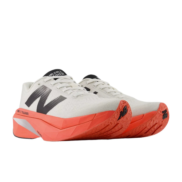 Et par New Balance FuelCell Supercomp Trainer V3 løbesko herre-sneakers i Urgent Red vises vinklet både fra siden og forfra mod en almindelig hvid baggrund med sorte N-logoer og tykke, lysende orange FuelCell-mellemsål.