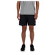 Kun den nederste halvdel af en person er synlig, når vedkommende står på en hvid baggrund iført New Balance AC Lined Shorts 7" til mænd i sort.