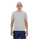 En person med kort blondt hår står på en hvid baggrund iført New Balance Athletics T-Shirt, Herre, Grey med et lille logo på brystet og mørkeblå shorts.