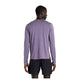 En person står med front mod kameraet iført en New Balance Athletics Long Sleeve til mænd i Candied Violet Heather og sorte shorts på en almindelig hvid baggrund.