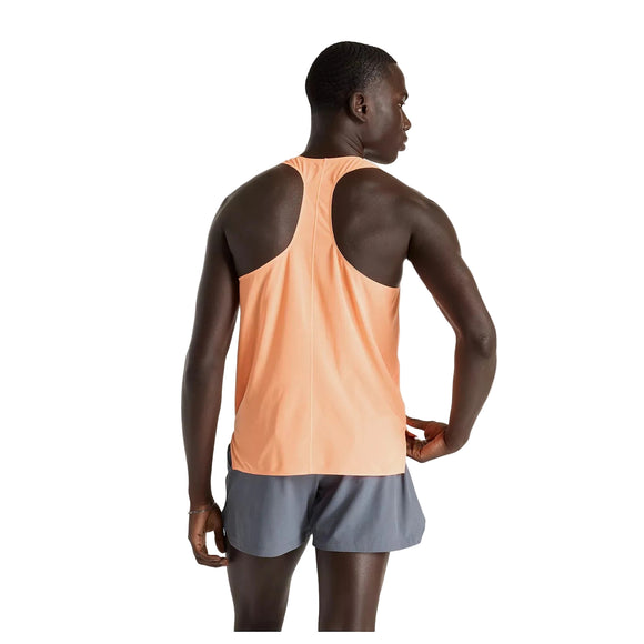 En person står med ryggen til kameraet iført en New Balance Race Day Ultra Light Singlet, Herre, Hot Mango, fremstillet af åndbart materiale, og grå sportsshorts. Baggrunden er ensfarvet og lys.