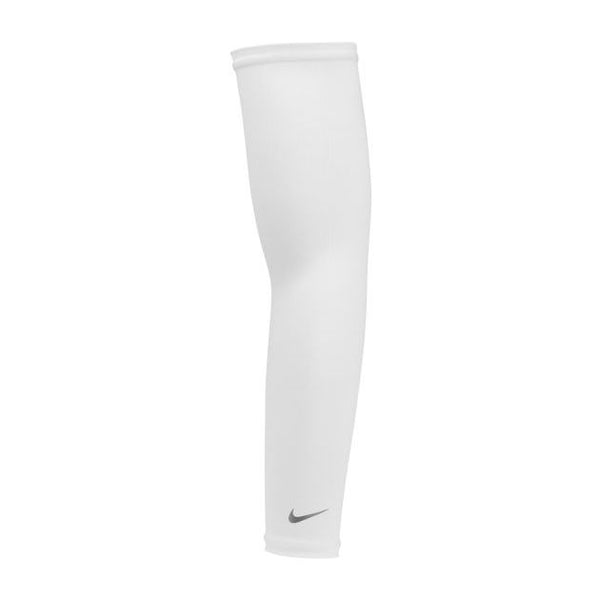 Et enkelt hvidt/sølvfarvet Nike Lightweight Sleeves 2.0-armærme vises lodret med et lille sort logo og giver svedtransporterende komfort plus UV-beskyttelse, alt sammen på en almindelig hvid baggrund.