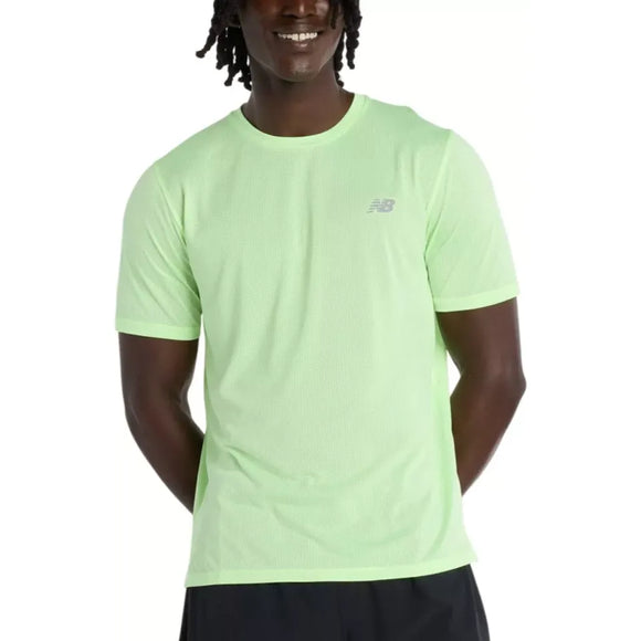 En mand iført en lysegrøn New Balance Athletics T-shirt, Herre, Afterglow Heather, smiler med hænderne på ryggen. T-shirten har et lille New Balance-logo på venstre bryst.