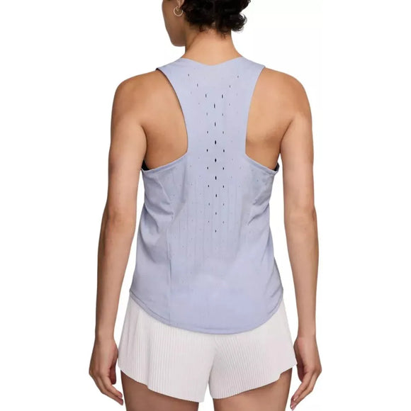 En person ses bagfra iført en Nike AeroSwift Running Singlet, Dame, i Ghost/Blue Void med små perforeringer i midten, parret med hvide sportsshorts. Baggrunden er helt hvid.