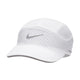 Nike Adv Fly Cap, Unisex, i White/Anthracite/Reflective Silver har små perforeringer foran og i siderne, et gråt swoosh-logo og svedtransporterende materiale, der holder dig kølig og tør under træningen.