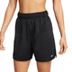 En person er iført Nike Dri-FIT Fitness Mid-Rise 5" Unlined Shorts til kvinder i sort med et lille hvidt logo nær kanten og en elastisk linning, mens hun står med let udstrakte arme.