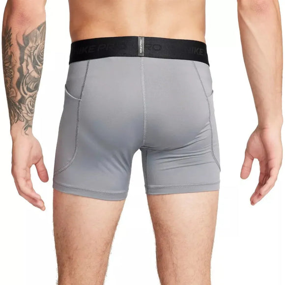 En herre modellerer Nike Dri-Fit Brief Shorts i Smoke Grey/Black - ideelle til komfortabelt hverdagsbrug eller som træningsshorts under træning.