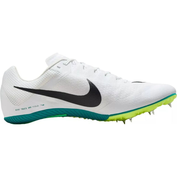 Nike Rival Sprint Unisex i White/Black-Bright Spruce har en sort Swoosh, grøn og blå sål og synlige, aftagelige pigge i bunden.