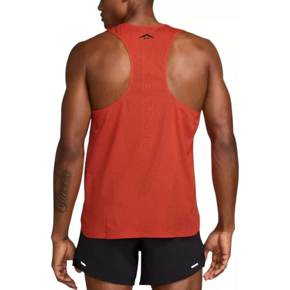 En person ses bagfra i en Nike Dri-FIT ADV Running Singlet, Herre, Picante Red/Red Sepia/Htr/Black med racerback og sort logo ved halsudskæringen, sorte shorts og en synlig tatovering på venstre arm.