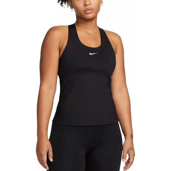 En kvinde bærer Nike Medium-Support Padded Sports Bra Tank til kvinder i sort/sort/hvid med sorte leggings, Dri-FIT-teknologi og et hvidt Nike Swoosh-logo på en almindelig hvid baggrund.
