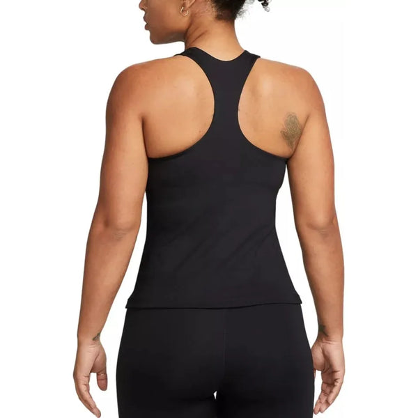 En kvinde med kort, krøllet hår og en tatovering på venstre skulderblad ses bagfra iført en sort Nike Medium-Support Padded Sports Bra Tank (Black/Black/White) og sorte leggings.