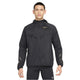 En person står med ansigtet fremad i en Nike Nk Rpl Jakob Jkt, Herre, Black/Black/Metallic Gold med Dri-FIT-teknologi, lynlås foran og guldfarvet swoosh-logo, sammen med sorte leggings på en almindelig hvid baggrund.