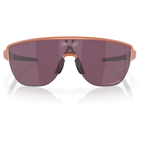 Forsiden af Oakley Corridor unisex sportsbrille med Prizm Black-linse og et mat ingefærfarvet, semi-rimløst stel. Med sorte næsepuder, slanke sorte arme og Oakley-logo øverst i midten af glasset.