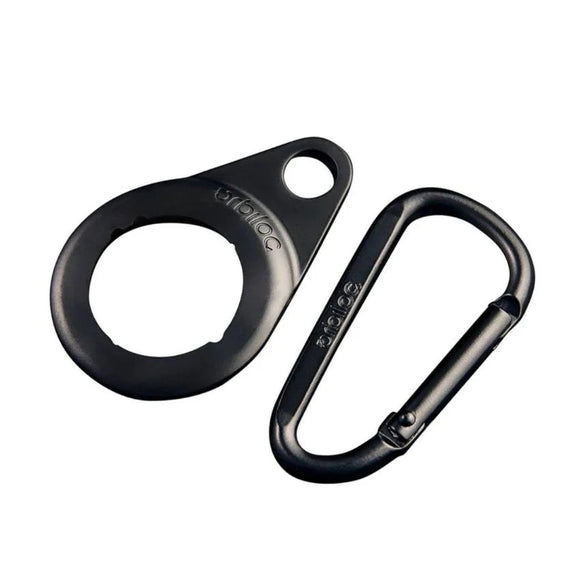 Orbiloc Carabiner er en unisex, sort nøgleringsholder med cirkulært design og klips, fremstillet af plast eller metal. Den passer sikkert til enheder som Apple AirTag.