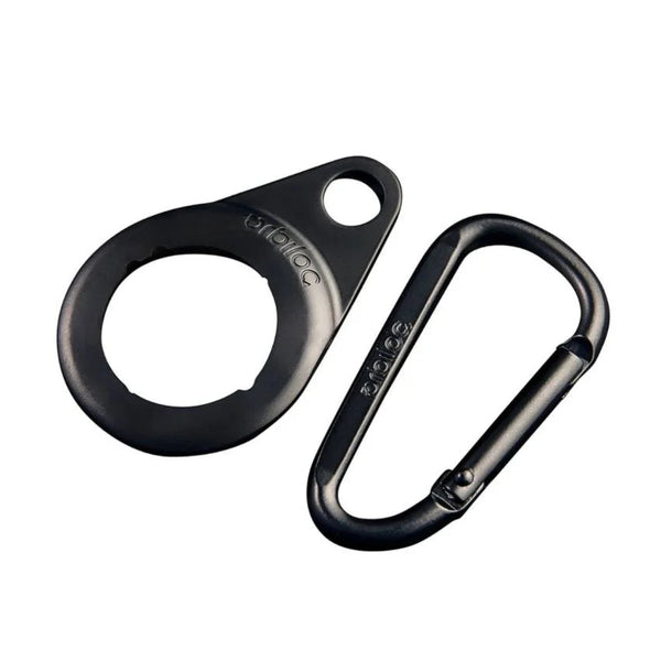Orbiloc Carabiner er en unisex, sort nøgleringsholder med cirkulært design og klips, fremstillet af plast eller metal. Den passer sikkert til enheder som Apple AirTag.