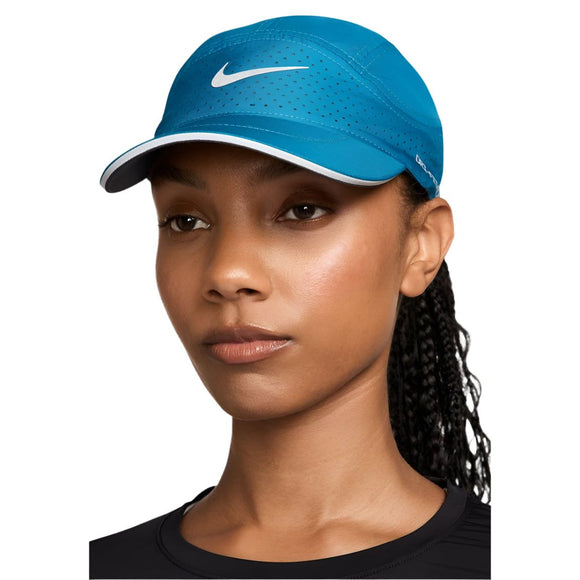 En person iført en grøn Nike Adv Fly Cap, der er kendt for sit svedtransporterende design, og en sort skjorte, vist fra skuldrene og op mod en hvid baggrund.