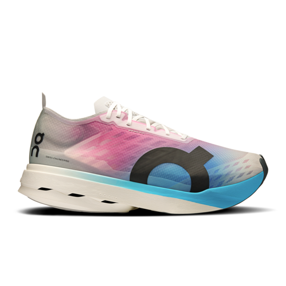 On Cloudboom Strike til mænd i White/Horizon har et elegant gradientdesign i pink, lilla og blå toner, et stort sort O-logo, hvide snørebånd, en tyk hvid sål med blå detaljer og et speedboard i kulfiber, der giver ekstra performance.