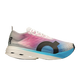 On Cloudboom Strike til mænd i White/Horizon har et elegant gradientdesign i pink, lilla og blå toner, et stort sort O-logo, hvide snørebånd, en tyk hvid sål med blå detaljer og et speedboard i kulfiber, der giver ekstra performance.
