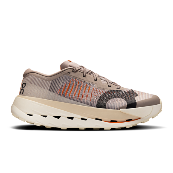 On Cloudultra Pro trailløbesko til herrer i Cinder/Pearl har beige og grå nuancer med orange detaljer og en tyk hvid sål, designet til ultradistancer. Se fra siden på hvid baggrund.