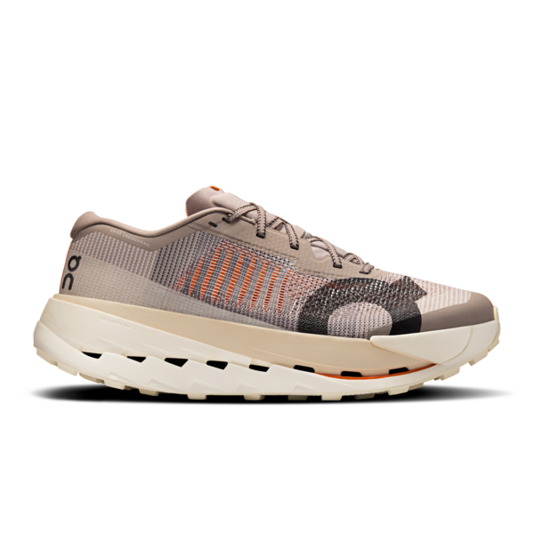 On Cloudultra Pro trailløbesko til herrer i Cinder/Pearl har beige og grå nuancer med orange detaljer og en tyk hvid sål, designet til ultradistancer. Se fra siden på hvid baggrund.