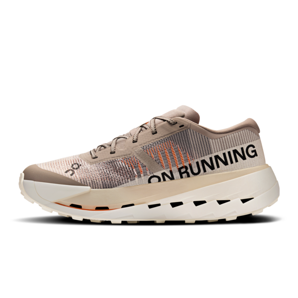 On Cloudultra Pro Herre i Cinder/Pearl har en beige og lysebrun overdel, sorte snørebånd, en tyk råhvid sål og et fedt ON RUNNING-branding. Denne moderne trailløbesko har et struktureret design, der er ideelt til eventyrlige løbeture udendørs.