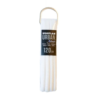 En pakke Adapt Comfort Oval Snørebånd 120 cm, Unisex, Hvid - præsenteret lodret med en plastikbøjle - perfekte erstatningssnørebånd til din løbesko.