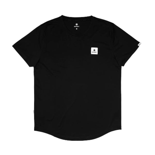 Saysky Clean Combat T-Shirt, Herre, Black har et sort design med en lille hvid logopatch på venstre bryst, høj åndbarhed, rund halsudskæring og en afslappet pasform.