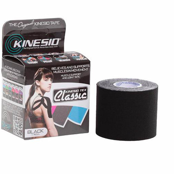 En æske Kinesio Tex Classic, Unisex, Black fra Kinesio vises ved siden af en udrullet sort rulle. På emballagen ses en model med tape på skulderen, og der står støtte til muskler og led samt produktoplysninger.