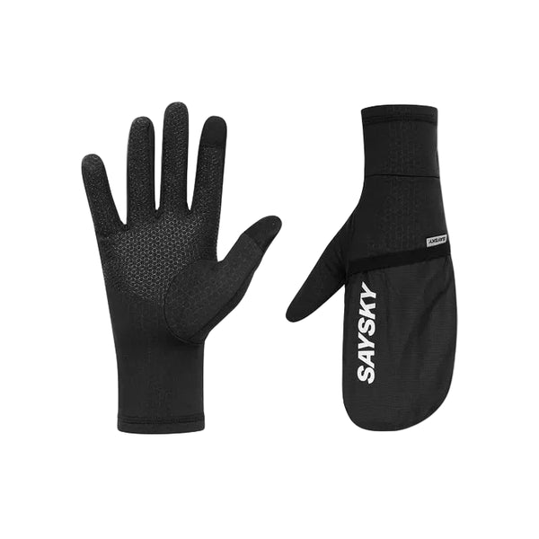 Et par sorte Pace Gloves fra Saysky, unisex: det ene billede viser håndfladen med tekstureret greb og touchscreen-kompatibilitet; det andet viser bagsiden med en konvertibel vante med hvidt SAYSKY-branding.