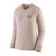 Patagonia W's L/S Cap Cool Merino Blend Graphic Shirt i Fitz Roy Strata/Shroom Taupe har en bjerggrafik og et logo på venstre bryst. Denne langærmede crewneck til kvinder er vist mod en almindelig hvid baggrund.