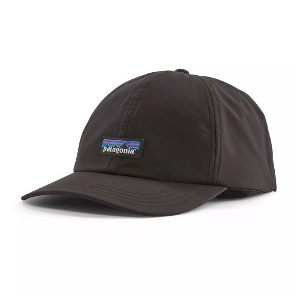Patagonia Terrebonne Hat, Unisex, i sort, har en buet skygge og en lille rektangulær logopatch. Denne baseballkasket er lavet af genbrugsmaterialer og hurtigtørrende stof og er vist på en almindelig hvid baggrund.
