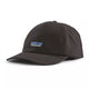 Patagonia Terrebonne Hat, Unisex, i sort, har en buet skygge og en lille rektangulær logopatch. Denne baseballkasket er lavet af genbrugsmaterialer og hurtigtørrende stof og er vist på en almindelig hvid baggrund.