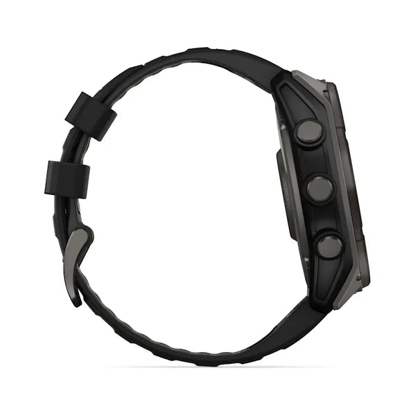 Sidebillede af Garmin Fenix 8 Solar Sapphire Titanium 51 mm i Carbon Grey med Pebble Grey-silikonebånd med en rund urskive og tre cirkulære knapper på højre side af titaniumkassen.