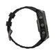 Sidebillede af Garmin Fenix 8 Solar Sapphire Titanium 51 mm i Carbon Grey med Pebble Grey-silikonebånd med en rund urskive og tre cirkulære knapper på højre side af titaniumkassen.