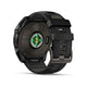 Billedet viser bagsiden af et Garmin Fenix 8 Solar Sapphire Titanium 51mm smartwatch i Carbon Grey med en Pebble Grey silikonerem. Man kan se sensorerne, opladningsporten og et grønt sensorlys på bagsiden.