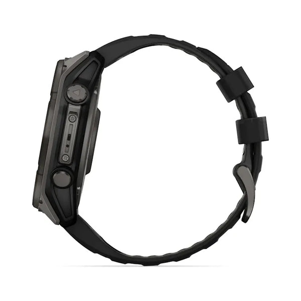 Sidebillede af et Garmin Fenix 8 Solar Sapphire Titanium 51 mm i Carbon Grey med Pebble Grey-silikonearmbånd og to sideknapper, fotograferet mod en hvid baggrund.