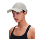 En person iført en lysegrå ON Performance-kasket (unisex, farven »Brume«) og en sort tanktop kigger let til siden foran en ensfarvet hvid baggrund.