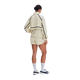 En person står med ryggen til og har en ON Performance Volt-jakke (Dame, Hare) på sammen med matchende shorts med sorte detaljer, lange hvide sokker og sneakers. Jakken har ventilationshuller på ryggen. Baggrunden er ensfarvet hvid.