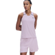 En person står med armene bag ryggen iført On Performance Tank til kvinder i farven Foxglove/Orchid, kombineret med matchende shorts designet til løb. Outfittet har diskret logo på både brystet og shortsene og er fremstillet af hurtigtørrende stof, der sikrer din komfort. Baggrunden er ensfarvet hvid.