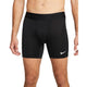En mand er iført sort/hvide Nike Pro Dri-FIT Fitness Shorts, Herre, med en hvid Nike-swoosh på venstre ben. Fremstillet af svedabsorberende materiale for komfort under træning. Han står på en almindelig hvid baggrund med synlig overkrop og ben.