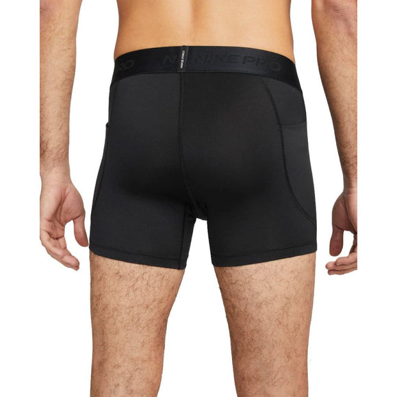 En mand ses bagfra iført Nike Pro Dri-FIT Brief, Herre, Black/White, hvilket fremhæver undertøjets pasform, længde og åndbare materiale mod en ensfarvet baggrund.
