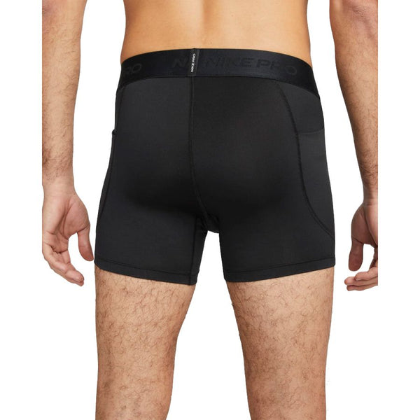 En mand ses bagfra iført Nike Pro Dri-FIT Brief, Herre, Black/White, hvilket fremhæver undertøjets pasform, længde og åndbare materiale mod en ensfarvet baggrund.