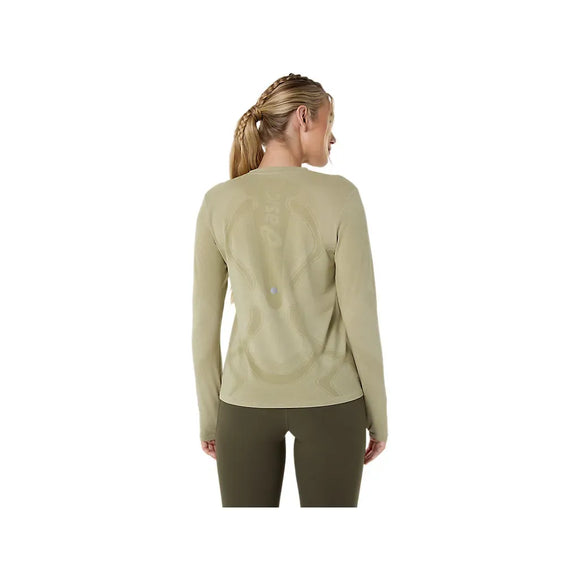 En kvinde med flettet hår ses bagfra iført Asics Road Seamless Ls Top, Dame, Khaki/Cream, og mørke olivenfarvede leggings, stående på en almindelig hvid baggrund.