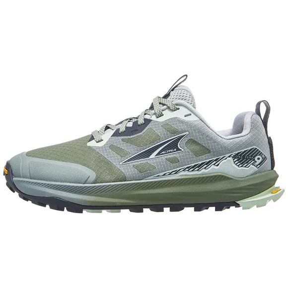 Altra Lone Peak 9+ Dame Glacier er en lysegrøn og grå trail løbesko med sorte og hvide detaljer, snørelukning, mesh-overdel og en robust MaxTrac-gummisål med Vibram-logo på tåpartiet.