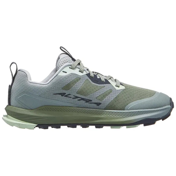 Altra Lone Peak 9+ Dame i Glacier er en lysegrøn og grå trail løbesko med snørebånd, forstærket tå, trækflig i hælen, MaxTrac-sål for godt greb, Zero Drop-teknologi og Altra-branding på siden.
